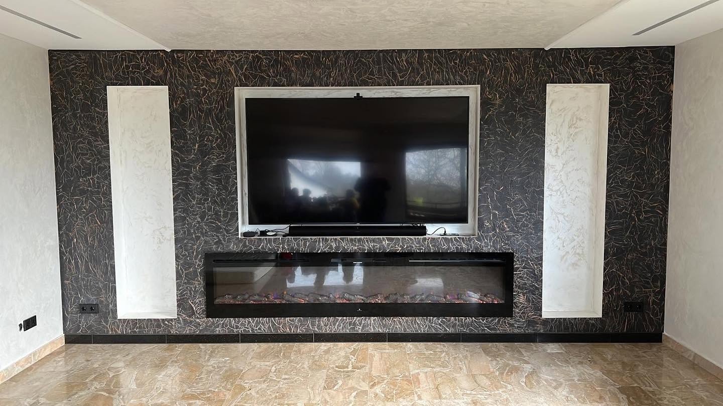 TV-Wand mit Marmor-Kalkputz & Kamin